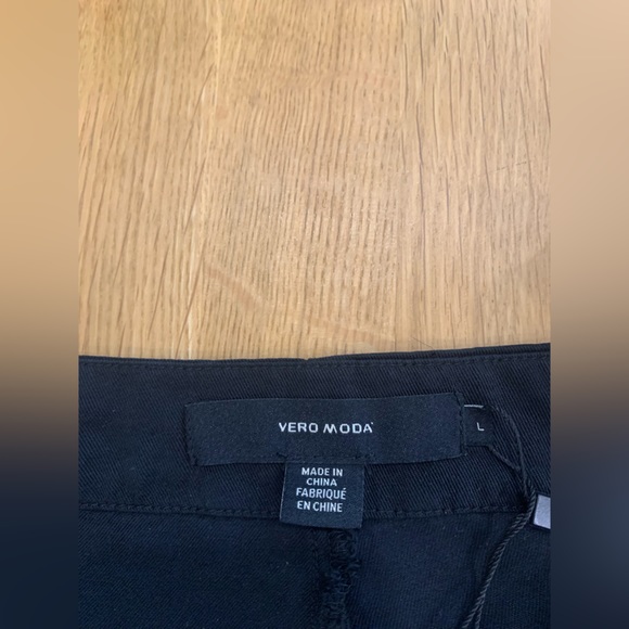 Vero Moda High waisted, paper bag shorts, Ladies size L. - Picture 8 of 8